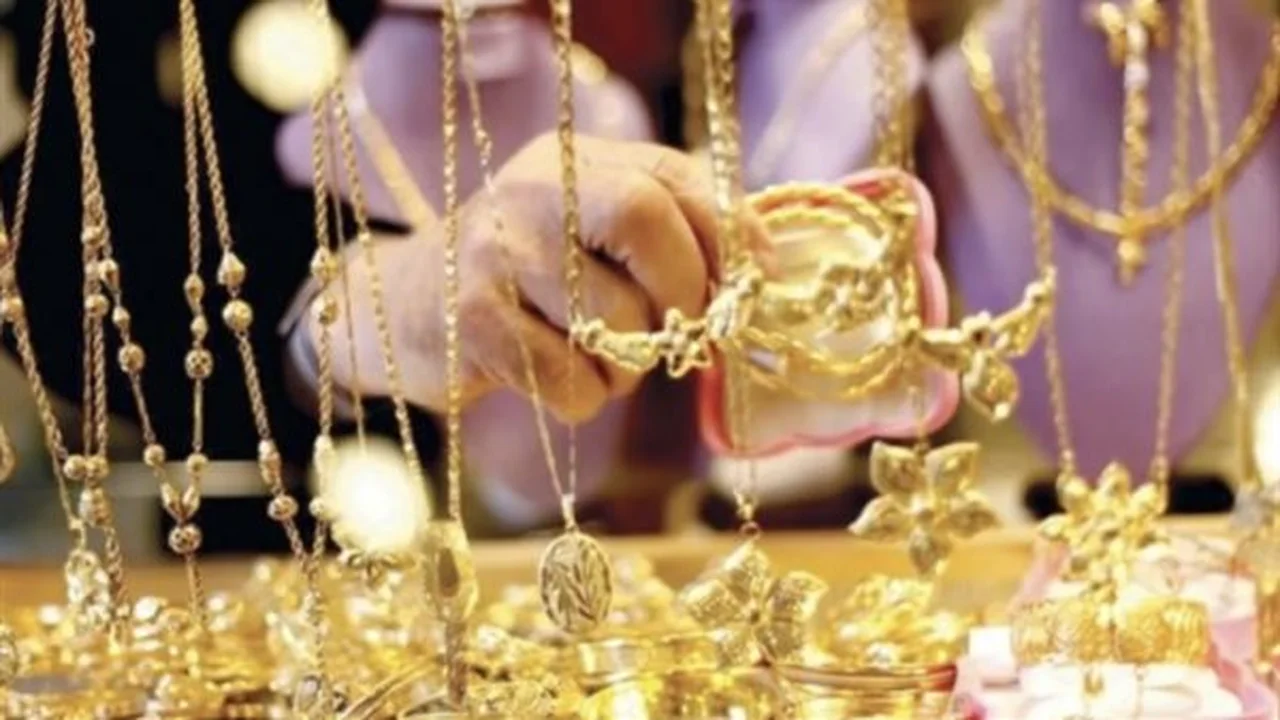 الذهب في حالة ترقب عالمي: خبير يكشف سر التذبذب وتوقعات مثيرة.